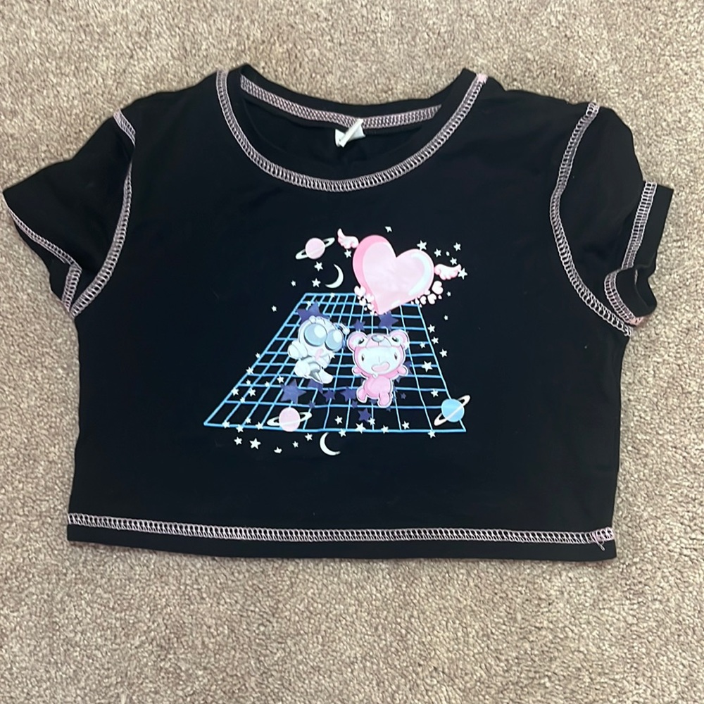 Black cropped graphic tee